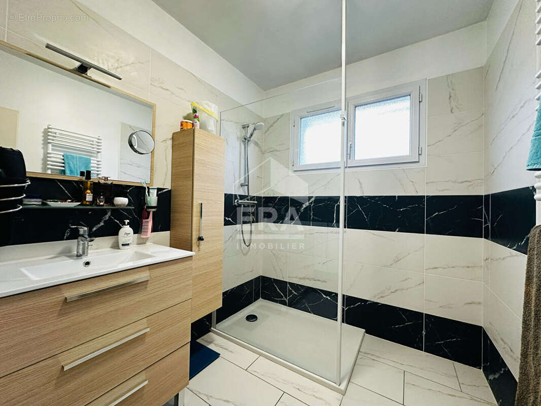 SEMUSSAC - Maison individuelle 115 m² + 818 m² de terrain - Proche commerces - photo 5
