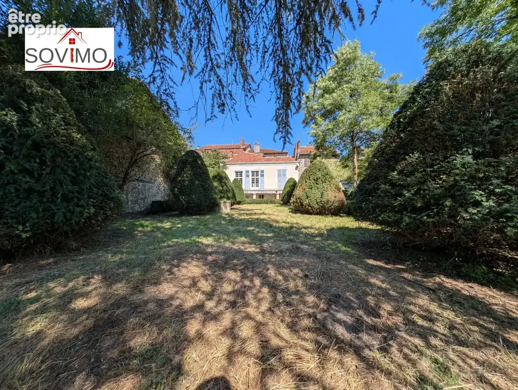 Dans le centre historique de confolens,  investissement locatif : immeuble  4 appts, cour intérieure et jardin - photo 3
