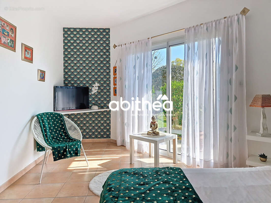 Contemporaine de 3 chambres  esprit loft  double garage  auvent camping car  couloir de nage  bief  pons - photo 10
