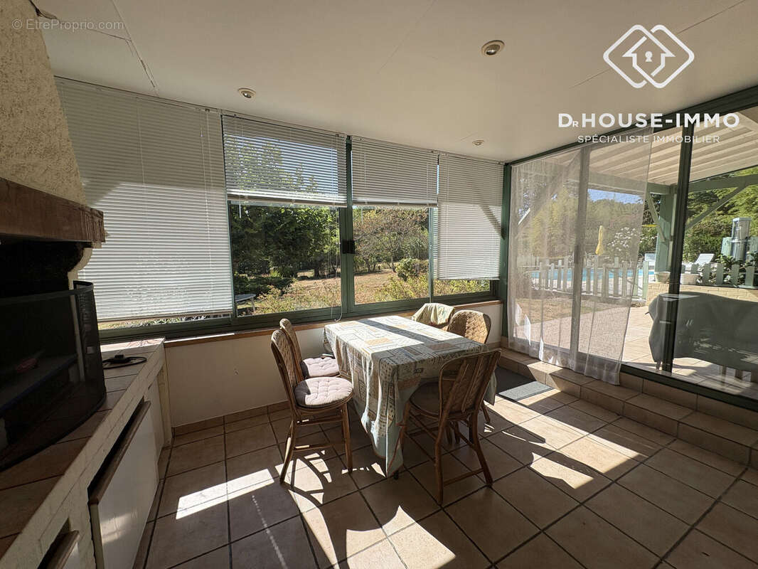 Maison 163 m² à Milhac-De-Nontron  - photo 4