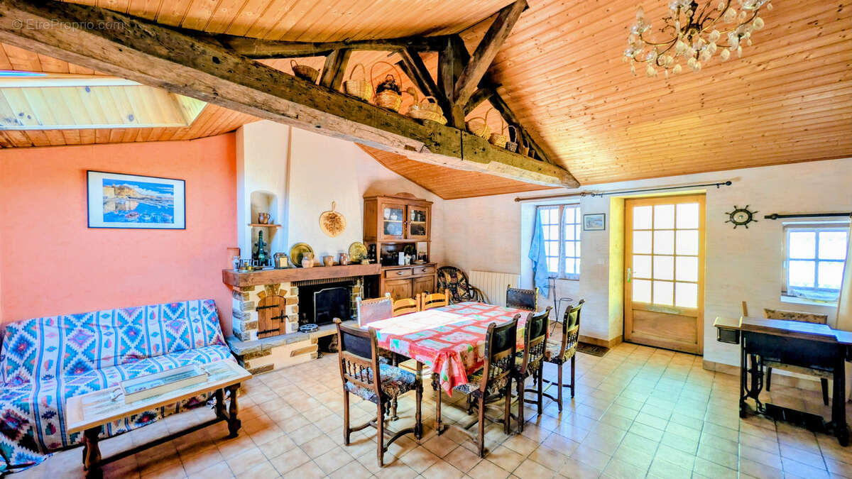 Maison à SAINT-HILAIRE-DE-CHALEONS