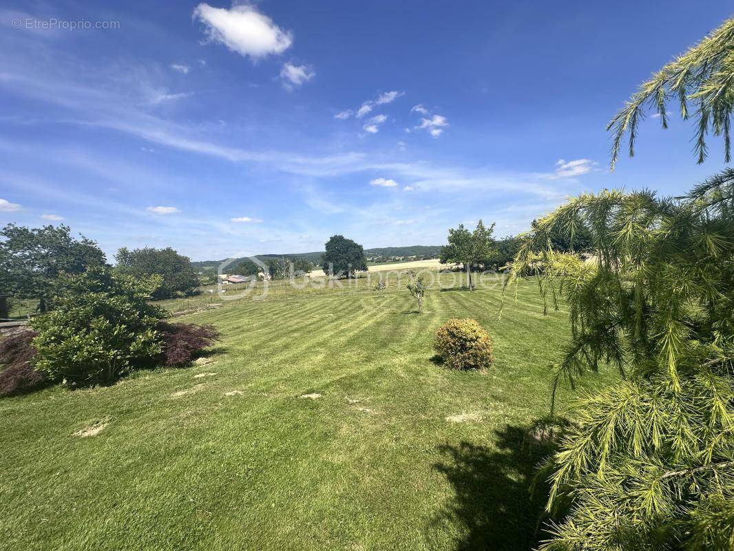 Maison à VILLECOMTAL-SUR-ARROS