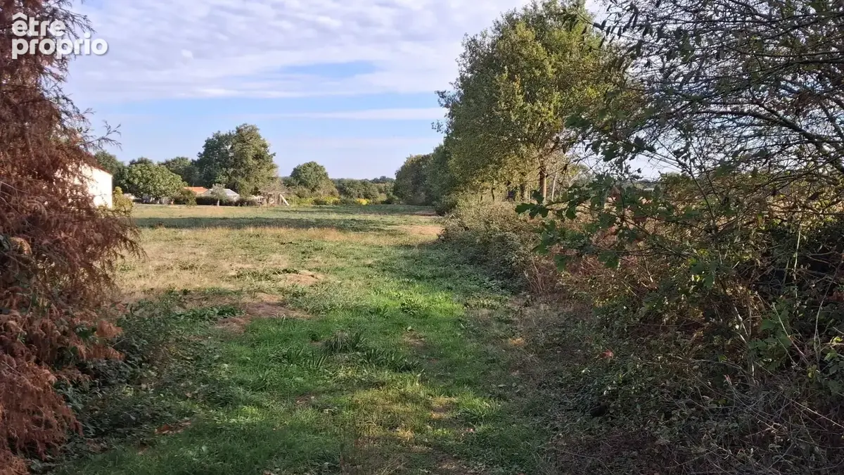 Terrain à bâtir de 986 m² à GROSBREUIL (85) - photo 1