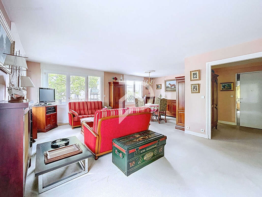 Appartement à COURBEVOIE