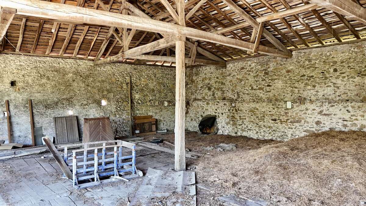 Maison en pierre de caractère 250 m² + corps de ferme 551 m² et maison annexe à rénover – Volumes, lumière & authenticité - photo 6