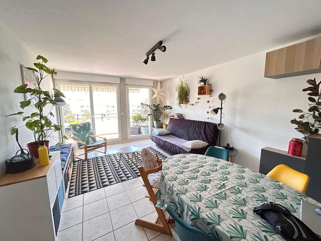   - Appartement à LYON-8E