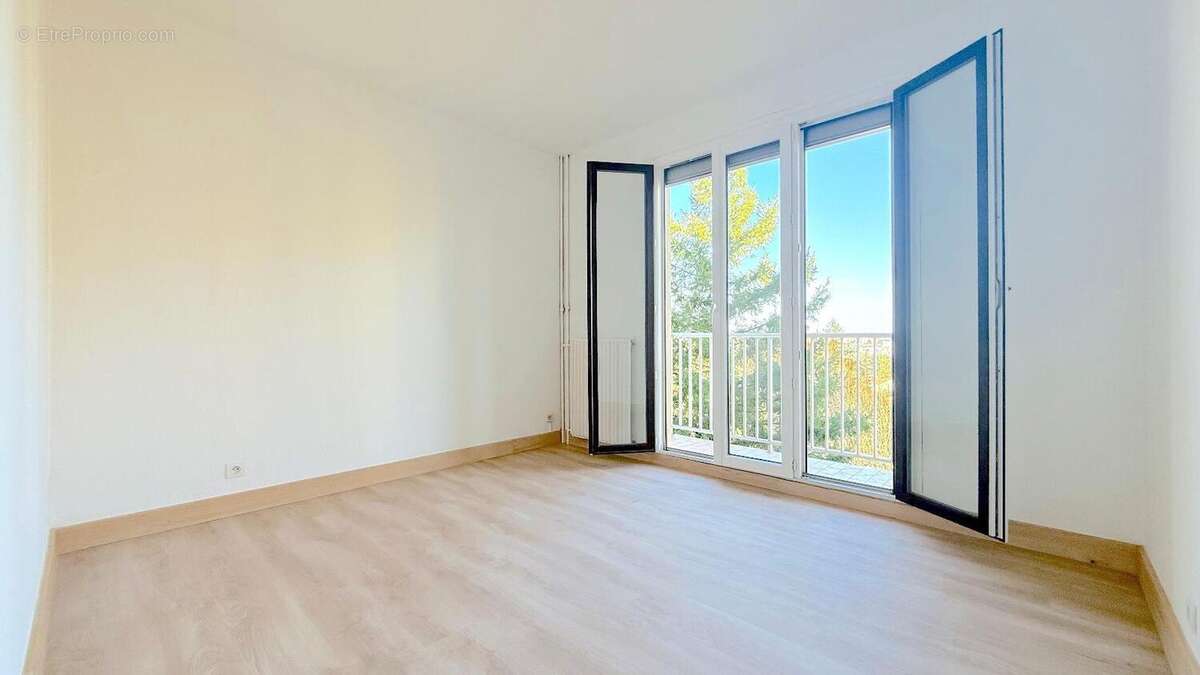 Appartement 62 m² à Decines-Charpieu  - photo 4