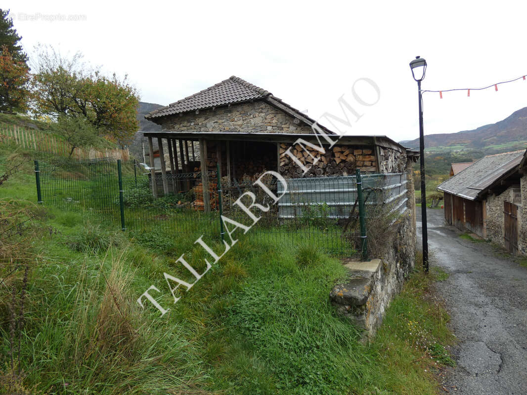 AU CALME !!! Grange en pierres à aménager, avec petit jardin - photo 17