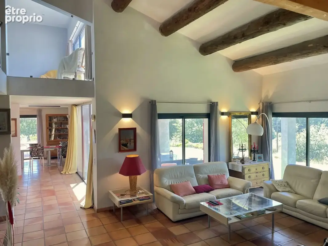 Dickjan POPPEMA d' eXp France vous propose cette magnifique villa avec 5 chambres, grande salon, piscine, grand jardin