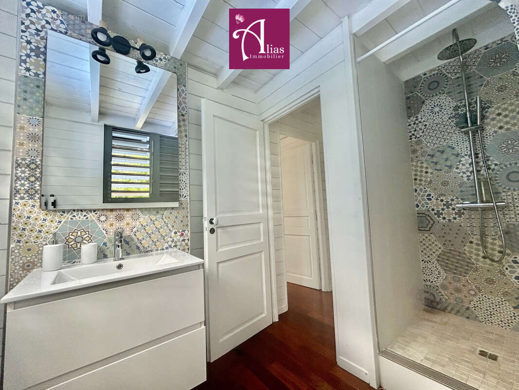 Maison à LES ABYMES