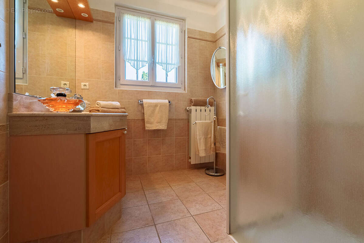 CARCASSONNE - TREBES - Villa T4 184m² (99m²) avec jardin, vaste sous-sol aménagé, garage, puits, PAC - photo 14