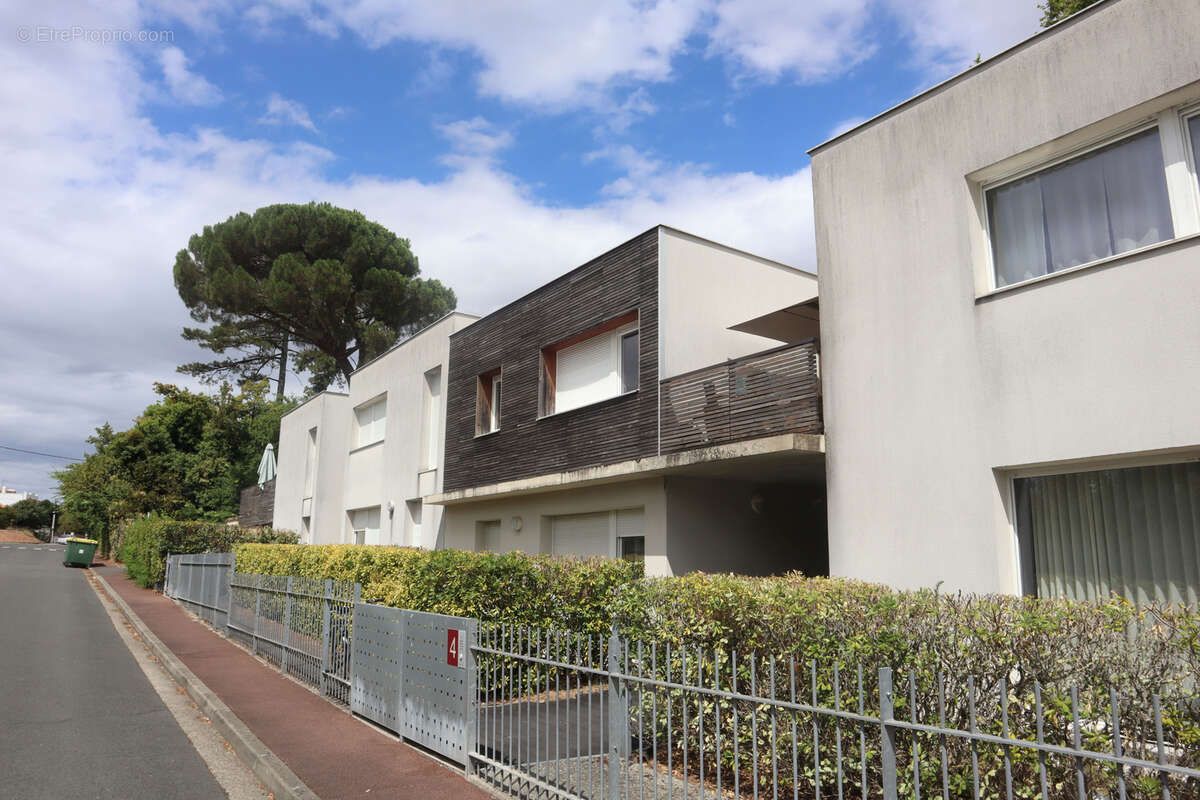 MERIGNAC ARLAC - Superbe T3 (63m2) ouvrant sur Parc Tenet avec belle Loggia + 1 Garage et 1 Parking - photo 14