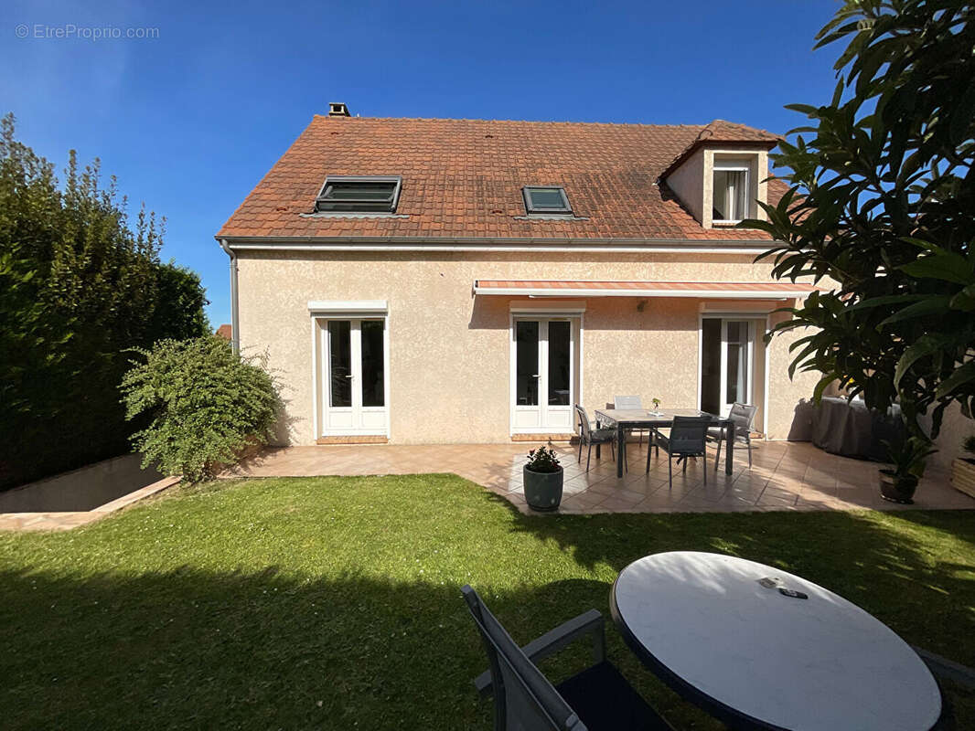 Maison à MAURECOURT