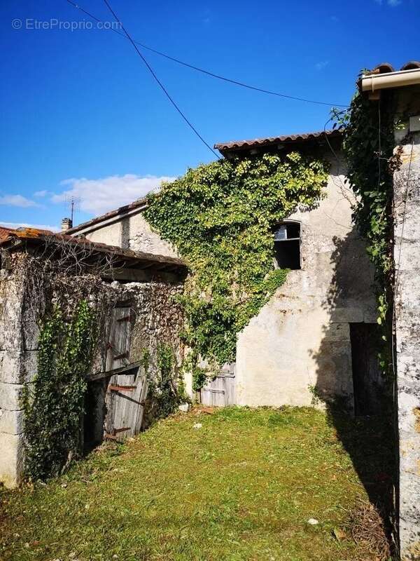 Maison à LEGUILLAC-DE-L&#039;AUCHE