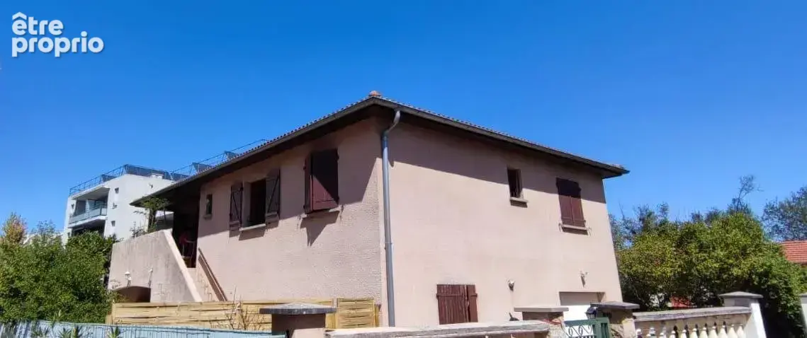   - Appartement à VAULX-EN-VELIN