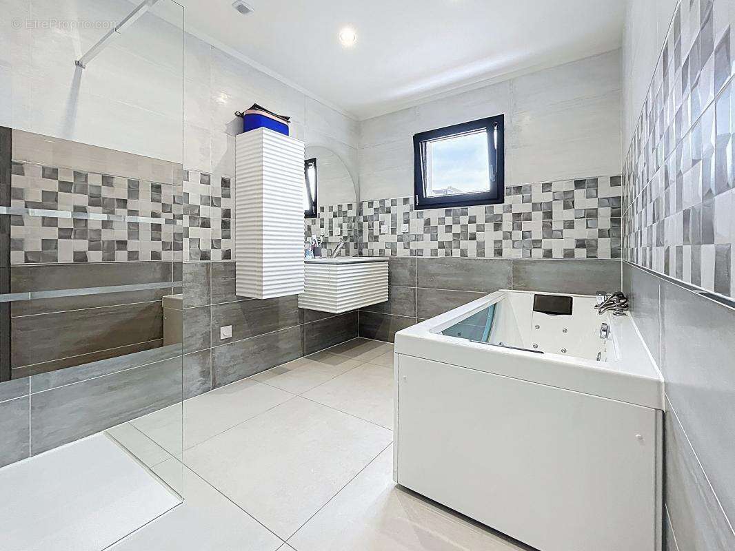 Maison à SAINT-PAUL-LES-ROMANS