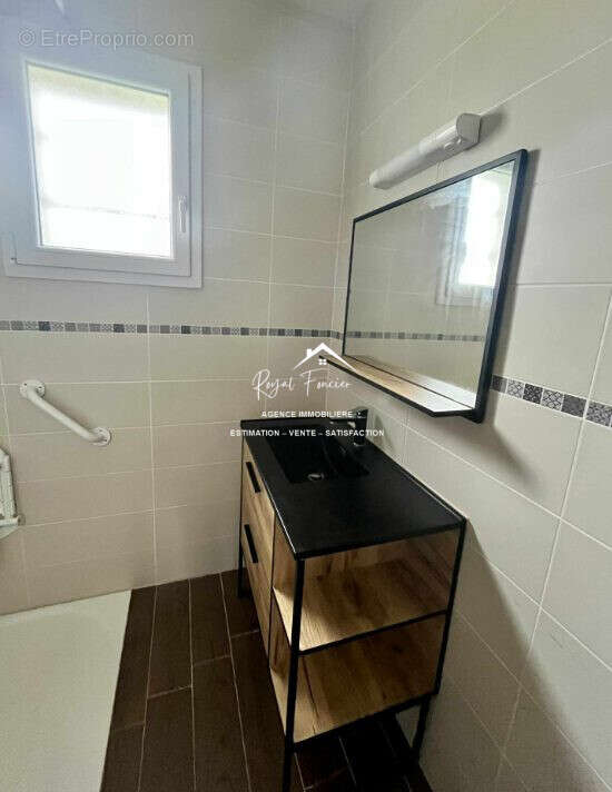 Salle d\&#039;eau - Maison à YZEURES-SUR-CREUSE