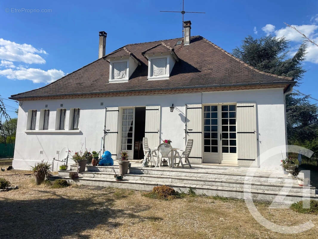 Maison à SAINT-MEDARD-DE-GUIZIERES