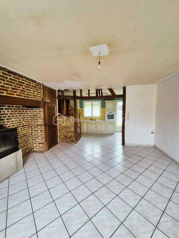 EXCLUSIVITÉ à vendre Maison 111 m² Terrain clos de 1 629 m², deux Dépendances et Garage – Gros potentiel à personnaliser - photo 2
