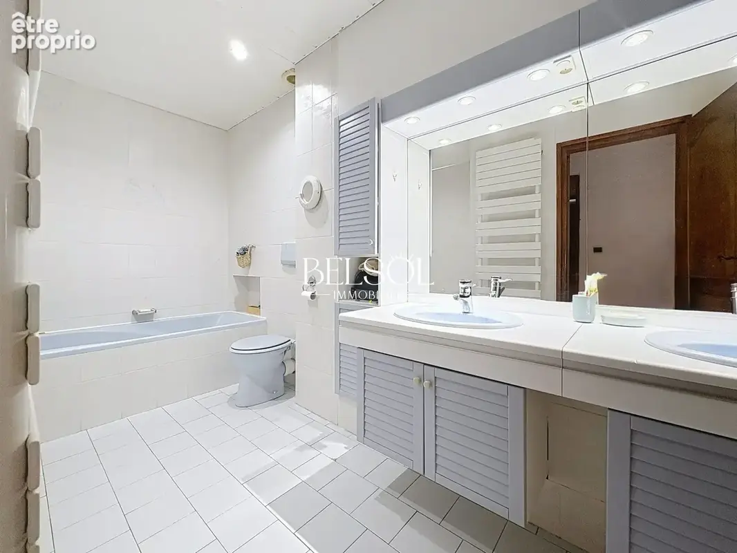Grande salle de bains et douche ; double vasque