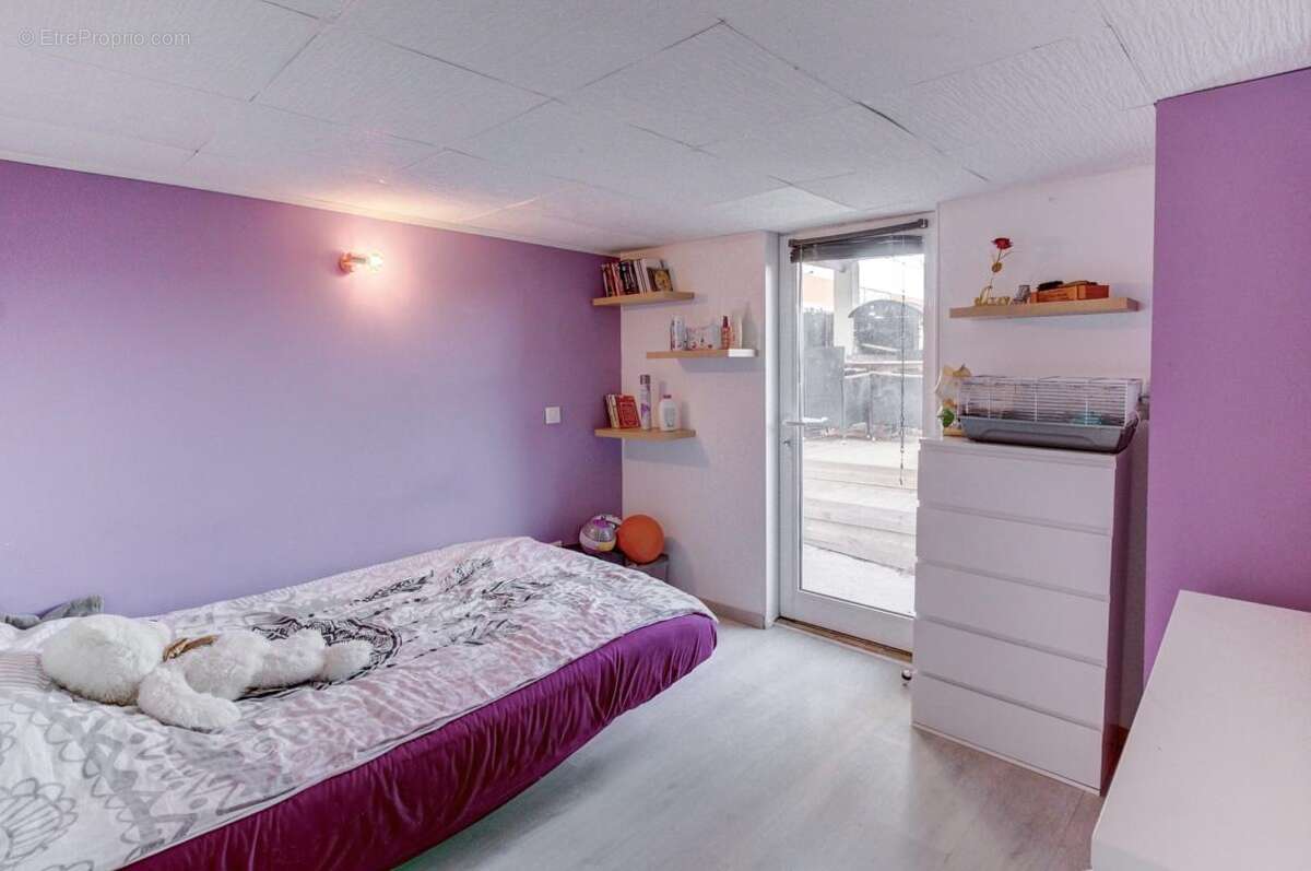 Maison à CHATEAUNEUF-VILLEVIEILLE