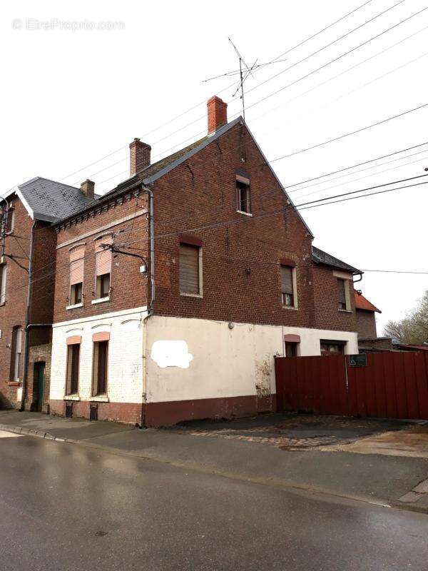Maison de ville de 5 chambres/Dépendances et pâtures sur 30314 m2 - photo 2