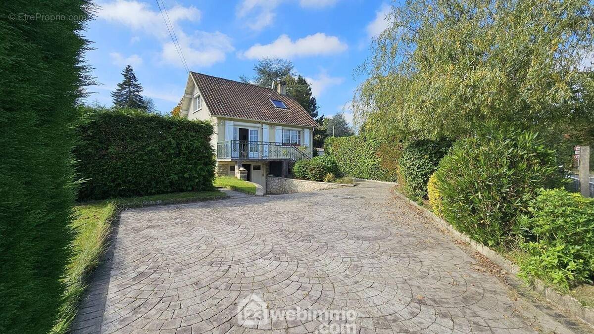 Venez découvrir cette maison sur sous-sol total. - Maison à ONCY-SUR-ECOLE