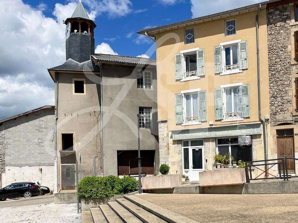 Maison de ville  à rénover + Dépendances + Terrain
