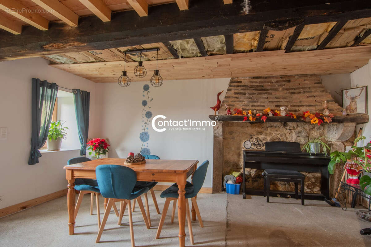 Maison à SAINT-VICTOR-MONTVIANEIX