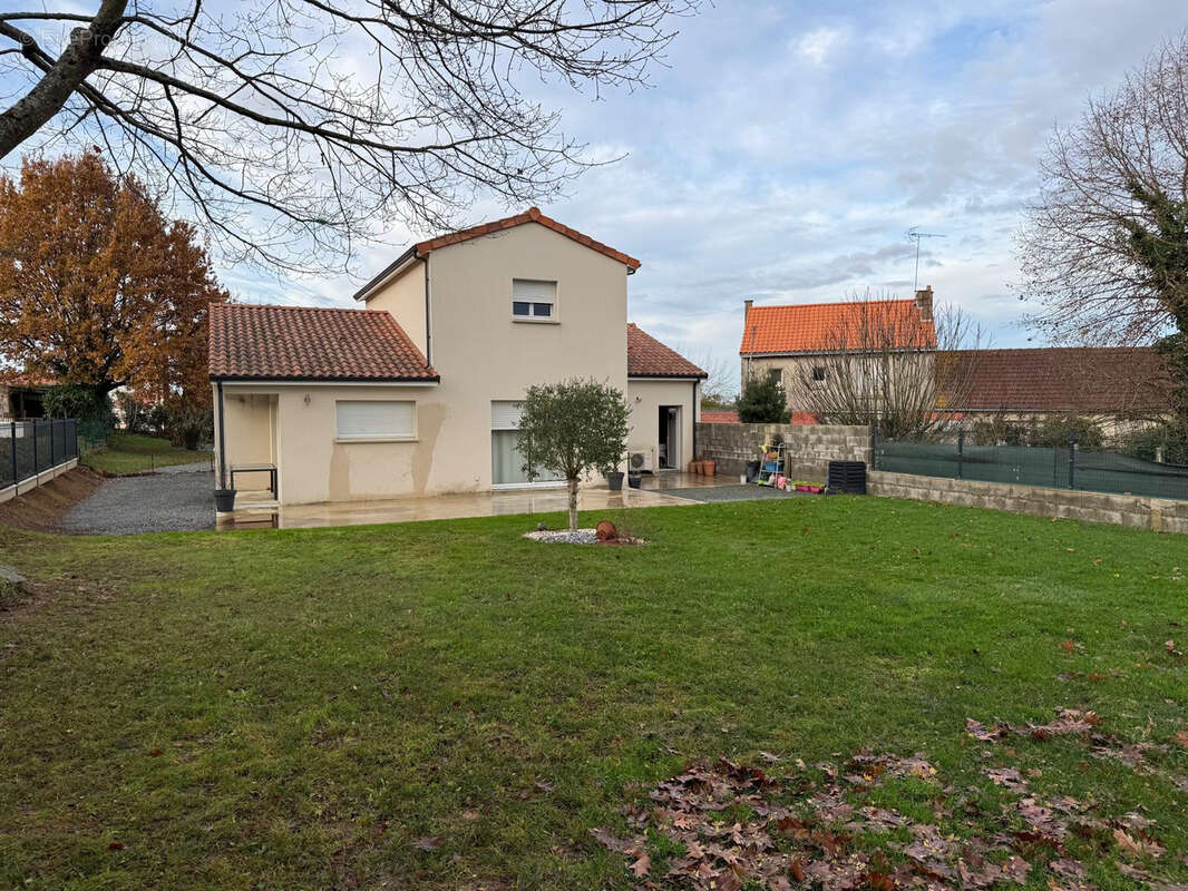 Maison à MONTREVAULT