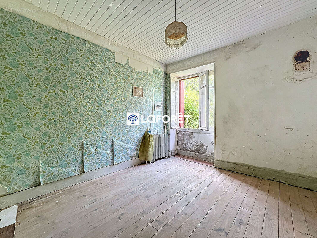 Maison à SAINTE-GENEVIEVE-SUR-ARGENCE