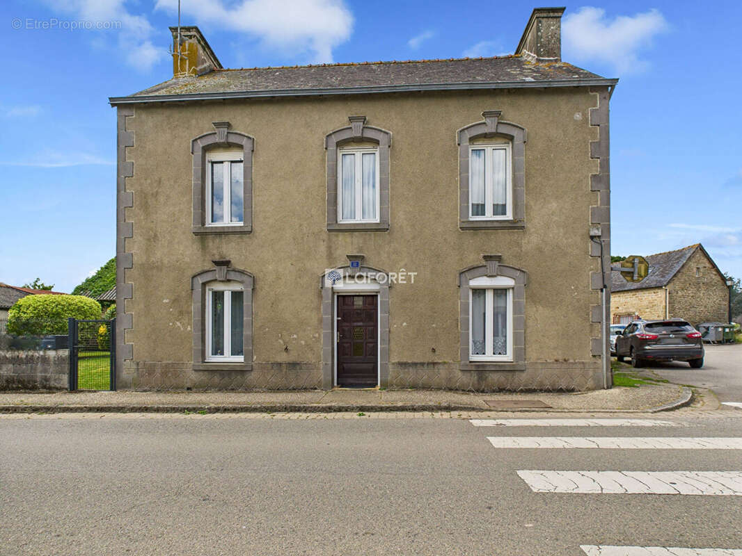 Maison à TREGOUREZ