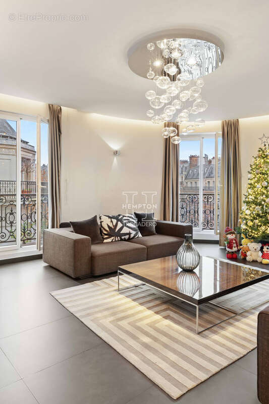 Appartement à PARIS-8E