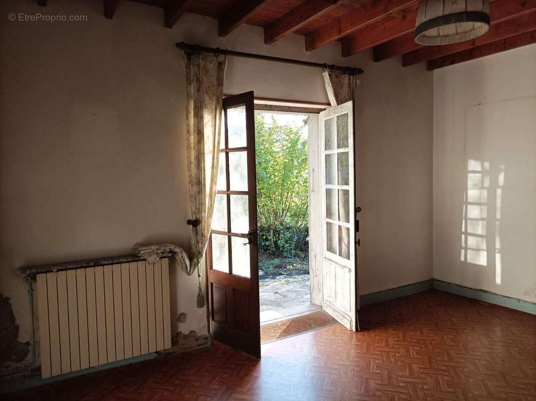 Appartement à VILLEBOIS-LAVALETTE