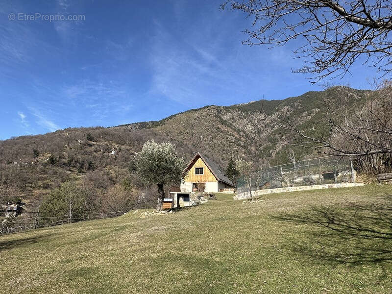 Propriété d'exception! Très beau chalet 4 pièces sur plus d'un hectare de terrain attenant. - photo 21