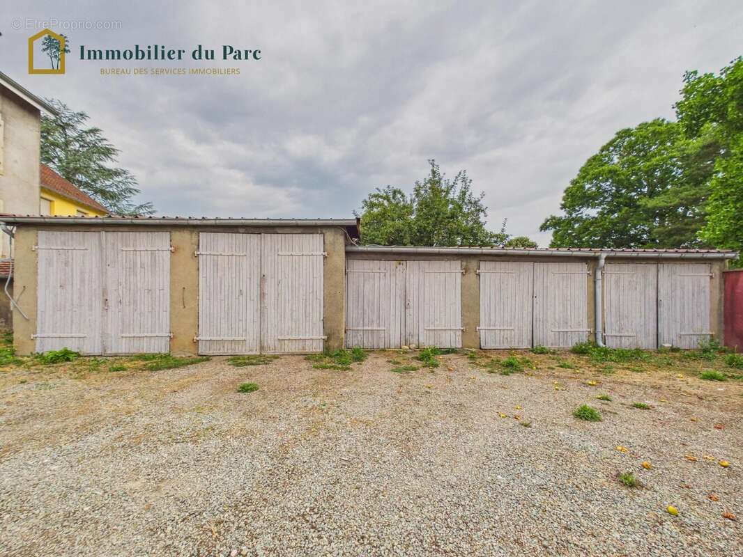 Immeuble de rapport à rénover à Belfort – 198 m², 3 logements + 5 garages – Fort potentiel locatif - photo 3