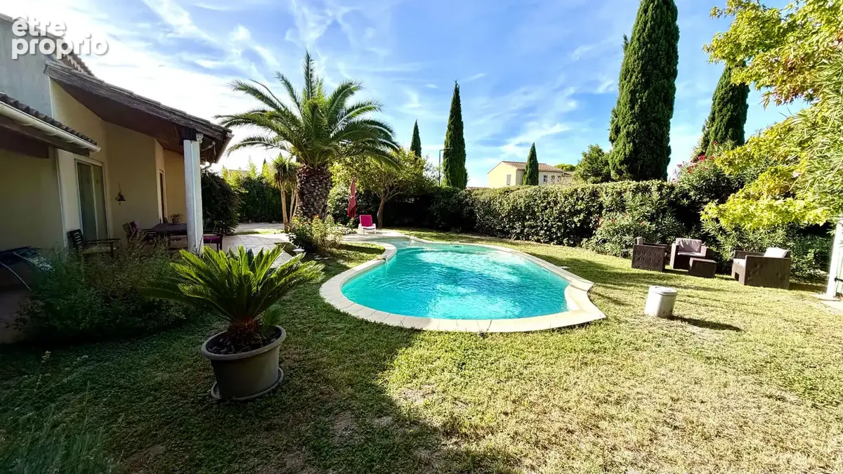 Villa avec piscine sur 800 m² de jardin clos, arboré et paysagé. - photo 16