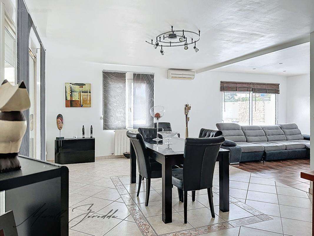 Maison à JONQUIERES-SAINT-VINCENT