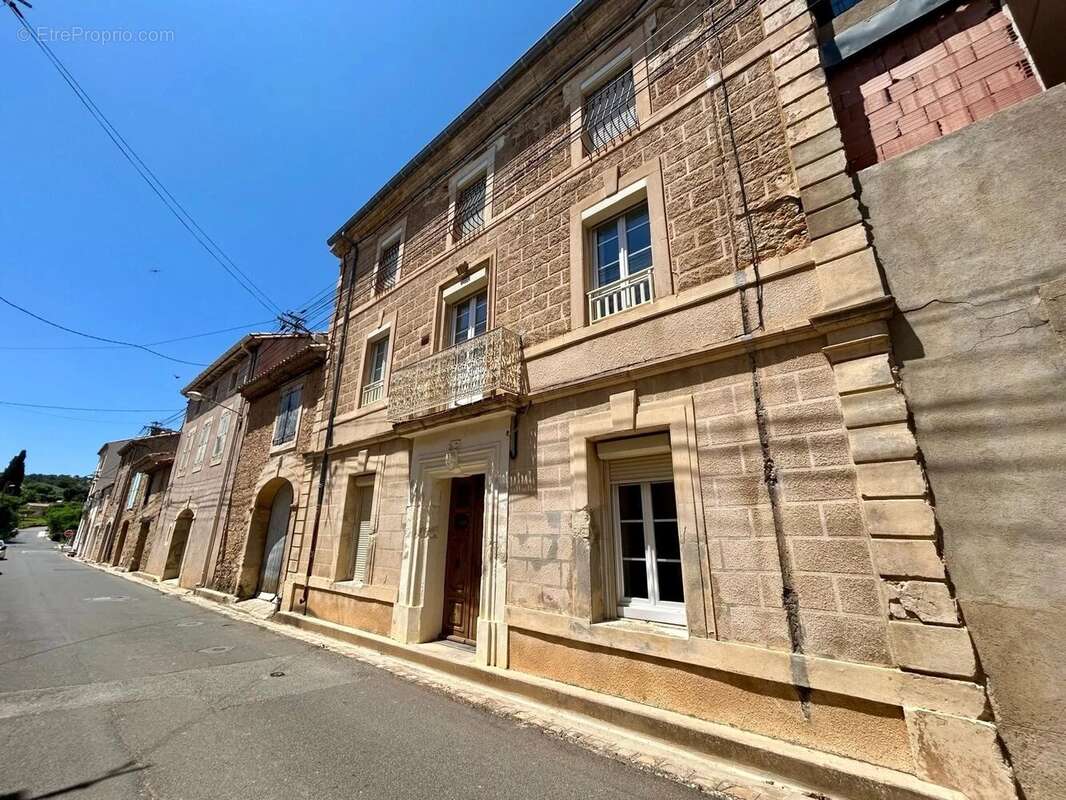 Maison à MONTOULIERS