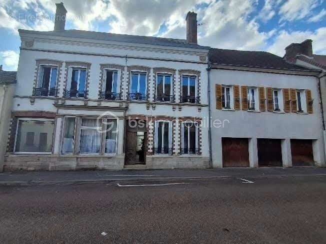 Maison à VILLENEUVE-L'ARCHEVEQUE