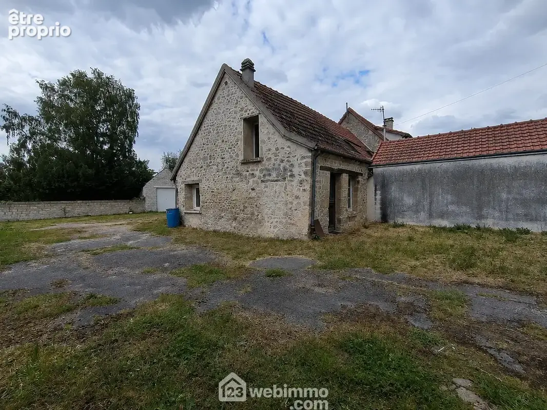 Jolie petite maison en pierre d'une surface de 30 m² à finir de rénover - Maison à MONT-NOTRE-DAME
