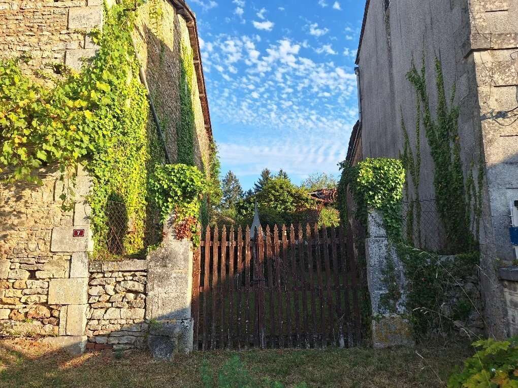 GRANGE et dependances secteur Chasseneuil - photo 2