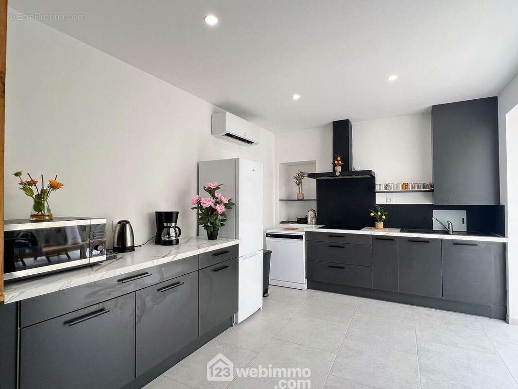 ... ouverte sur une cuisine spacieuse de 13 m²... - Maison à ANGERS