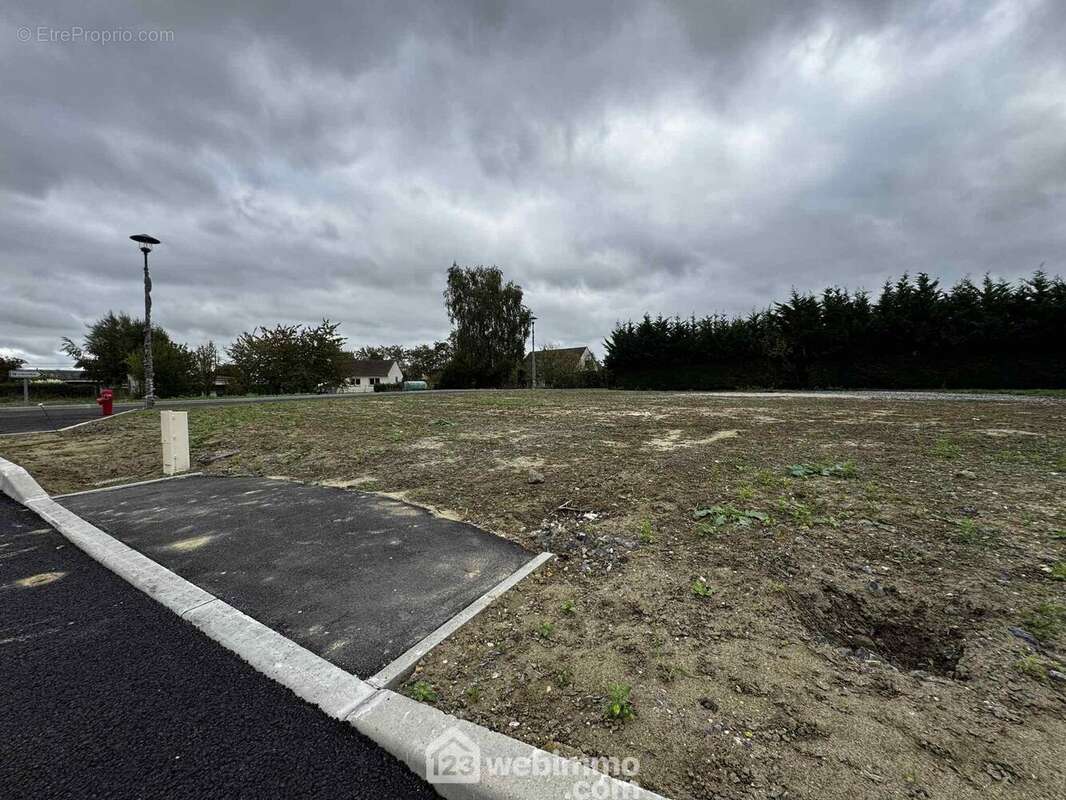 Avec sa belle superficie de 641 m² et sa large façade de 35 métres - Terrain à VERSIGNY