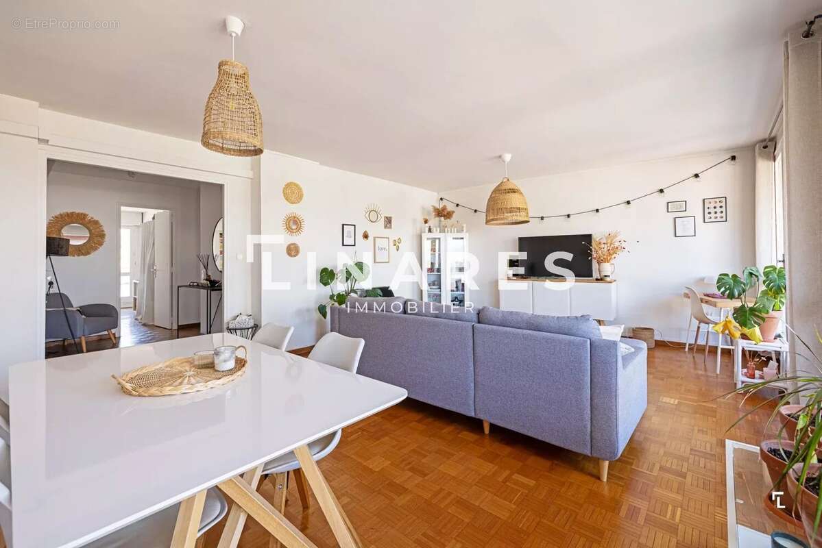 LE SEPTIÈME CIEL - Appartement T3 de 80m² - Deux balcons - Vue dégagée & aperçu mer - 13007 - photo 3
