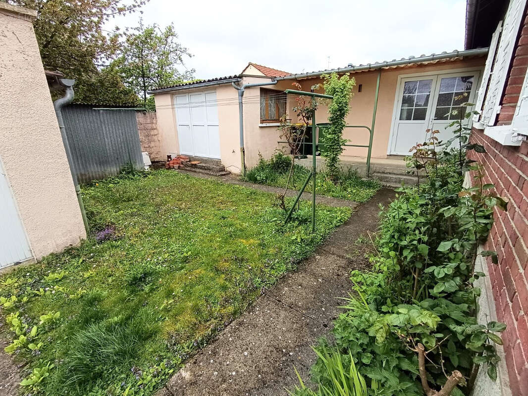 Maison plain pied 2 chambres, garage et jardin - photo 2