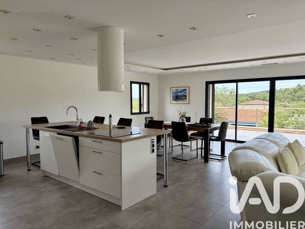 Maison 135 m² à Cogolin  - photo 3