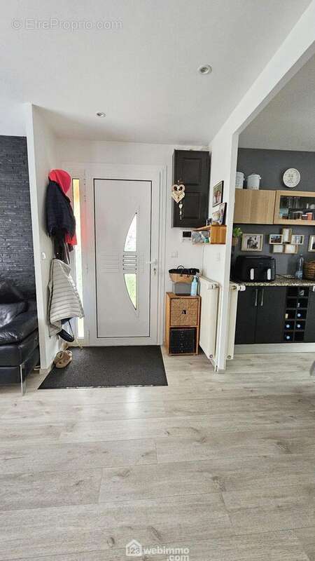 Une entrée... - Maison à MILLY-LA-FORET