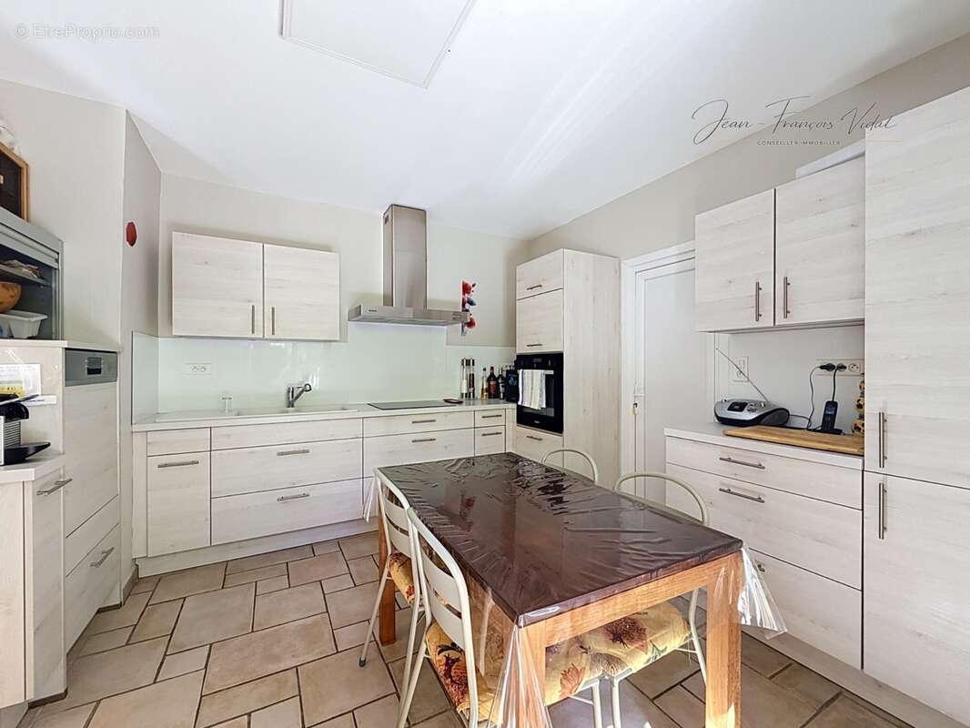 Bouchet – Maison de plain-pied avec piscine chauffée, spa et 2 garages - photo 7