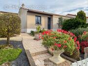 Située dans une impasse à POUZAUGES, cette maison sur sous-sol de 84 m² propose : - Maison à POUZAUGES